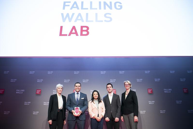 Die Gewinner des Falling Walls Lab 2018 mit Juryvorsitzender Dr. Claudie Haigneré (l) und Bundesforschungsministerin Anja Karliczek (r).