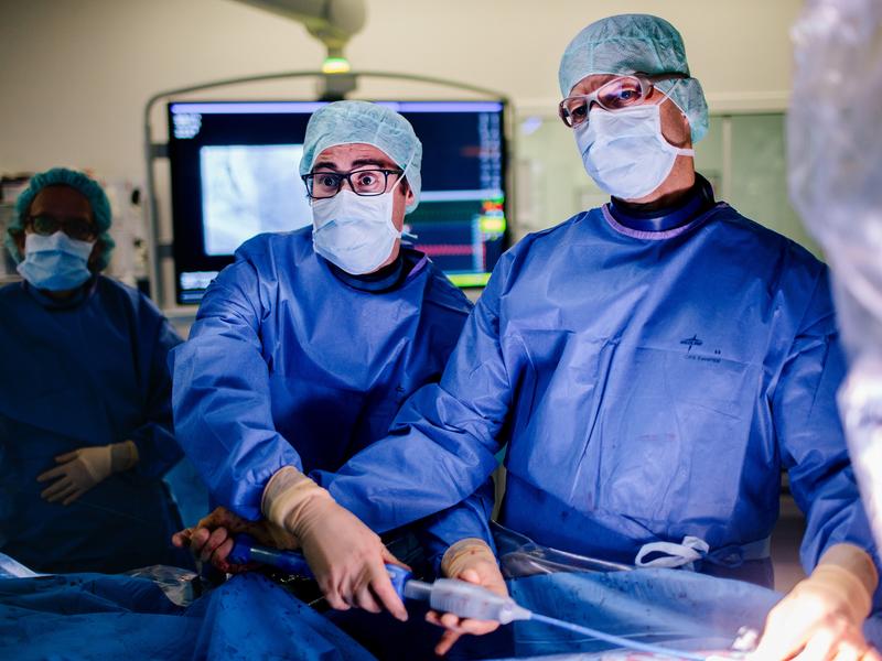 Prof. Dr. Georg Nickenig (rechts) und Dr. Marcel Weber von der Medizinischen Klinik II am Universitätsklinikum Bonn bei einer Katheter-Intervention im Hybrid-OP des Herzzentrums Bonn. 