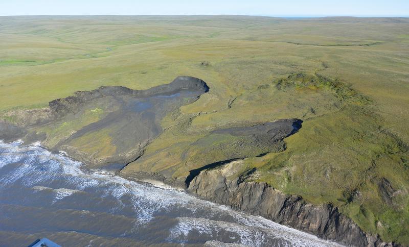 Küsten in der Arktis (Qikiqtaruk/Herschel Island, Kanada) setzen abrupt organischen Kohlenstoff aus dem Permafrost frei, welcher schnell in Kohlenstoffdioxid und Methan umgewandelt werden kann.