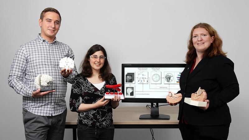 Robin Maack, Katharina Roth und Dr. Christina Gillmann (re.) arbeiten an den Verfahren.