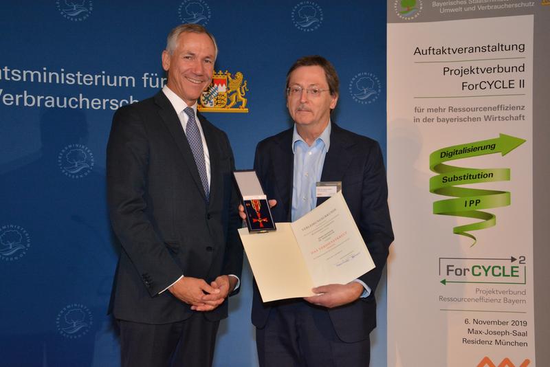 Der Augsburger Wissenschaftler Prof. Dr. Armin Reller (rechts) erhält von Dr. Christian Barth, Amtschef des Bayerischen Umweltministeriums, das Bundesverdienstkreuz am Bande überreicht.