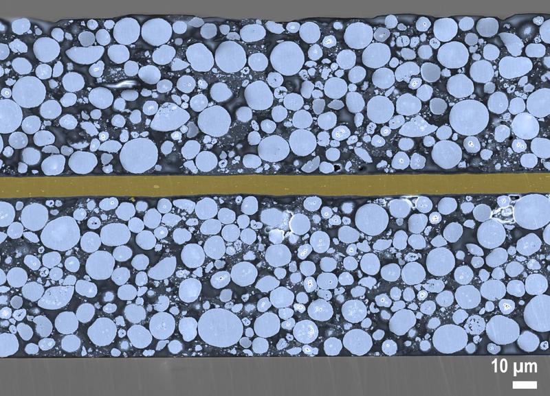 REM-Querschnittsaufnahme einer im IWS-Trockenfilmverfahren hergestellten NMC-Kathode (Lithium-Nickel-Cobalt-Mangan-Oxid).