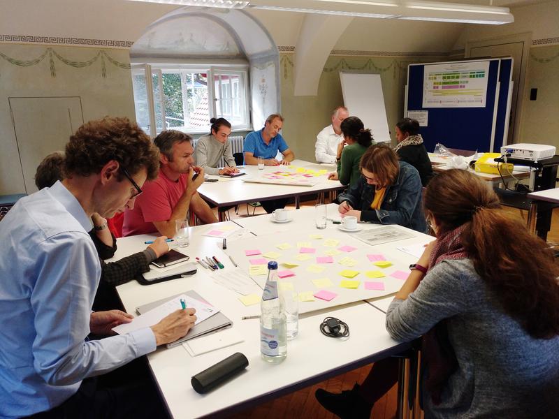 Kick Off Meeting zum Projekt „nachhaltiger Textilkonsum bei Jugendlichen“ in der Villa Eberhardt in Ulm, links im Bild Projektleiter Prof. Martin Müller