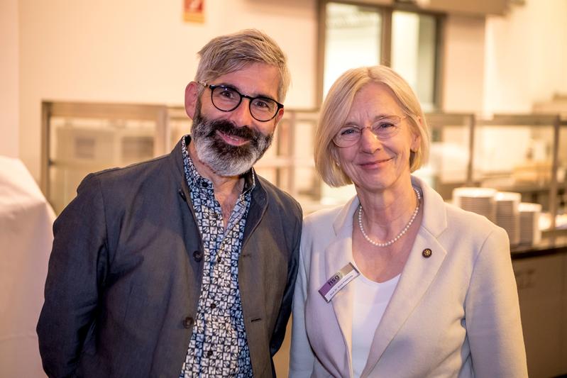 Prof. Dr. Andreas Gerber-Grote (VFWG-Präsident im Bild links) und Prof. Dr. Anne Friedrichs (Präsidentin der hsg Bochum) empfingen die rund 280 Teilnehmer*innen auf der Dreiländertagung in Bochum.