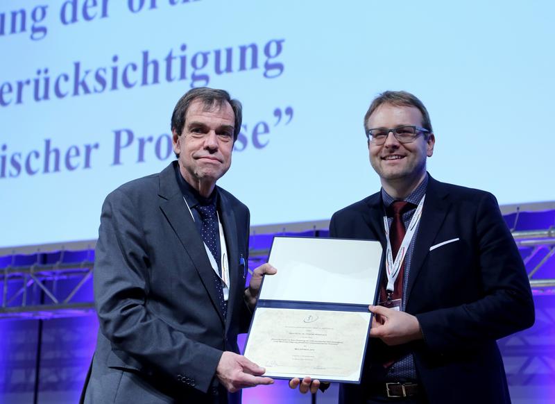 Priv.-Doz. Dr. Dr. Christian Kirschneck vom Universitätsklinikum Regensburg (re.) erhielt die Auszeichnung von DGZMK-Präsident Prof. Dr. Michael Walter