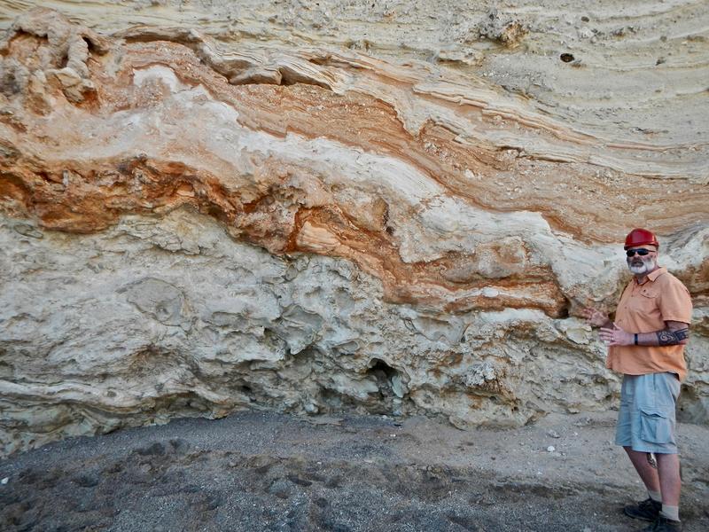 Prof. Dr. Tom McCann vor einer Rutschung, die wahrscheinlich durch ein Erdbeben ausgelöst wurde. Dabei wurden die Sedimentschichten im Agua Amarga-Becken im südöstlichen Spanien deformiert. 