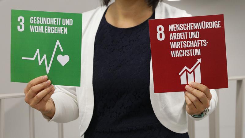 Zwei der 17 Nachhaltigkeitsziele der Agenda 2030 der UN (Foto: FOM/Tom Schulte)