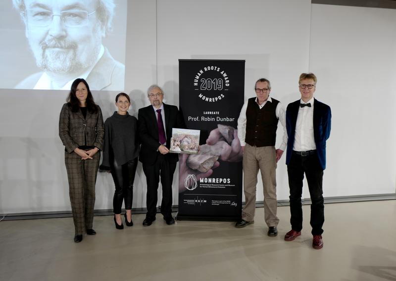 Robin Dunbar ist dritter Preisträger des HUMAN ROOTS AWARD. Dieser wird jährlich für herausragende Forschungsleistungen verliehen, die zum Verständnis der menschlichen Verhaltensevolution beitragen.