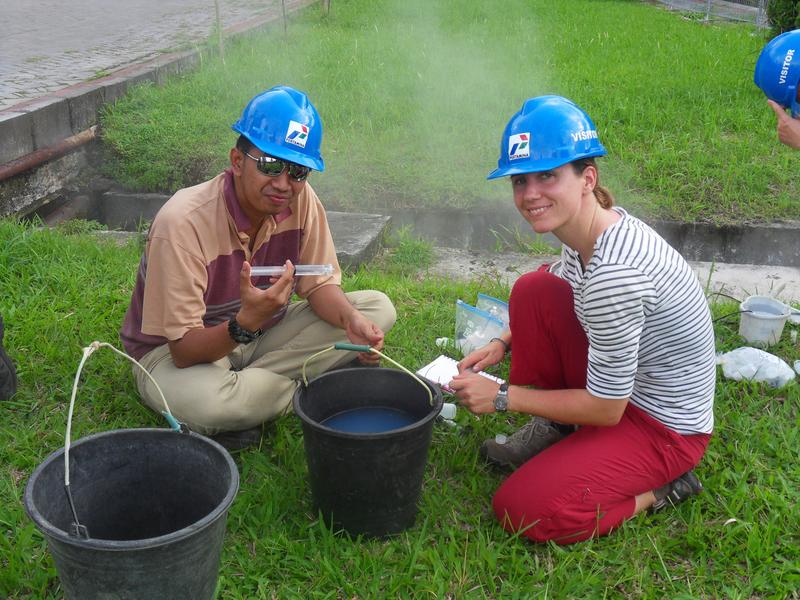 Maren Brehme und Muhamad Andhika bei der Fluidprobennahme in Lahendong.