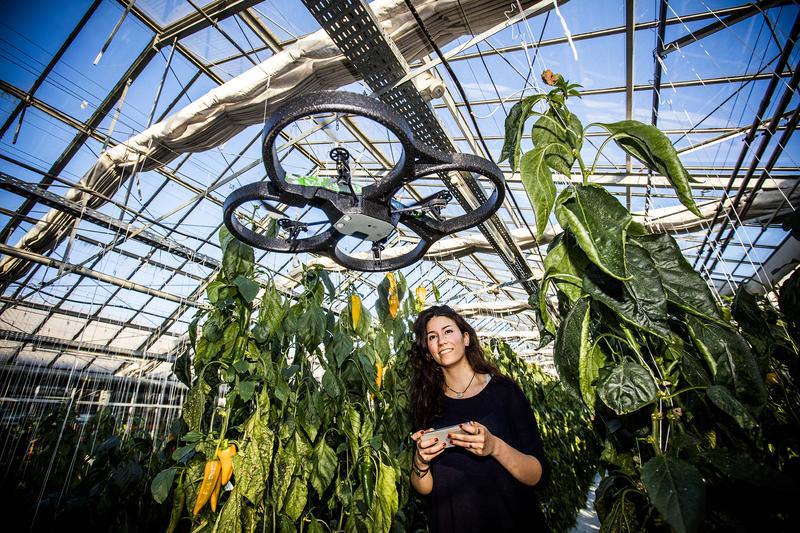 Maryam Fadami stellt gemeinsam mit dem Projektleiter, Prof. Dr. Thomas Rath, eines der 6 Projekte der Hochschule Osnabrück auf der Agritechnica vor. Ihr Ziel ist ein autonomer Copter für Gewächshäuser