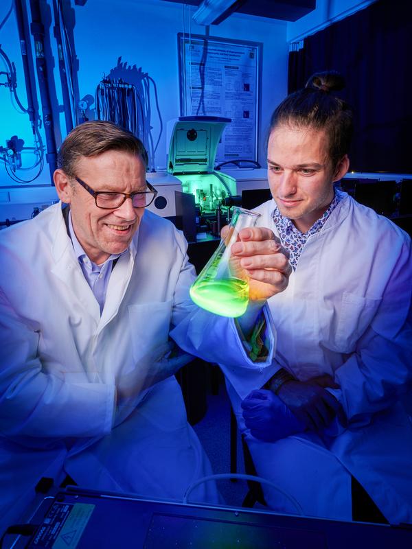 Der Funktionsweise des Ferrioxalat-Aktinometers auf der Spur:  Prof. Dr. Peter Vöhringer (links) und Frank Hendrik Pilz (rechts) im Labor der Molekularen Physikalischen Chemie der Universität Bonn. 