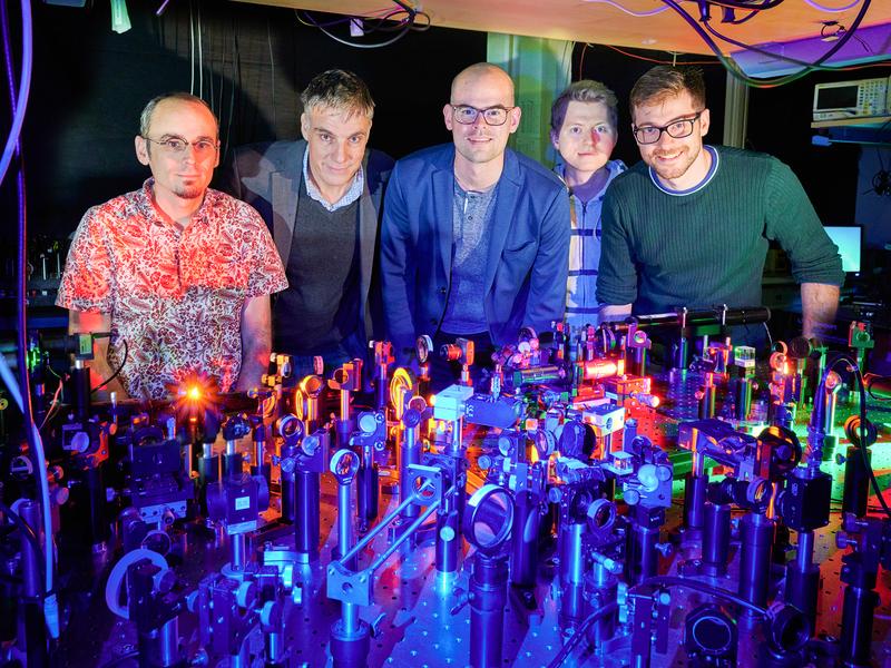 At the measuring table: (from left) Frank Vewinger, Martin Weitz, David Dung, Erik Busley and Christian Kurtscheid in the laboratory of the Institute of Applied Physics at the University of Bonn. 