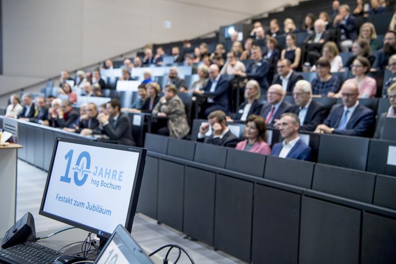 Rund 240 Gäste feierten im Audimax der hsg Bochum das zehnjährige Bestehen der Hochschule im Rahmen eines Festaktes am Nachmittag.