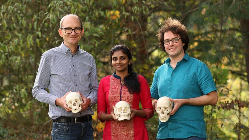 Professor Dr. Johannes Herrmann (li.),  SreeDivya Saladi und Felix Boos.