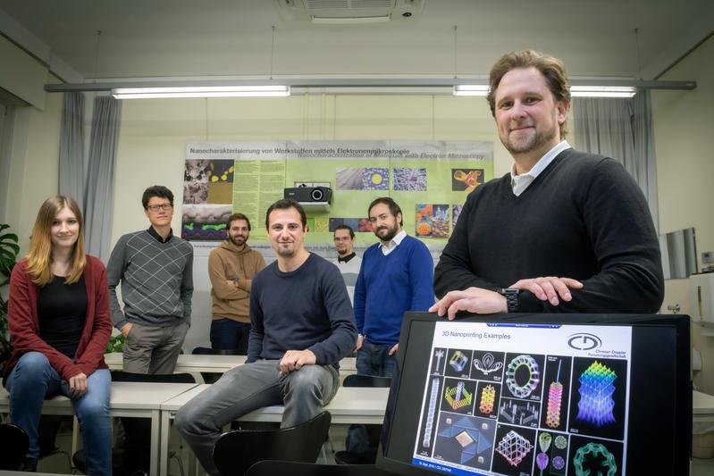 Harald Plank (r.) und sein Team konnten erstmals komplexe 3D-gedruckte Nano-Bauteile ohne zusätzliche Stützstrukturen herstellen