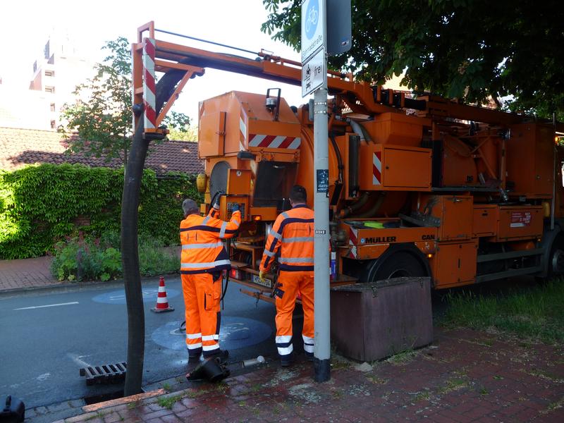 Mitarbeiter der Stadtentwässerung Hannover leeren Straßengullys, wo sich im Herbst viel Laub sammelt. Durch technische Verbesserung und passendes Management bleiben nachfolgende Gewässer sauberer.