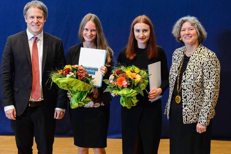 Paul-Georg Friedrich, Vorsitzender der Geschäftsführung der Kliniken Schmieder, Anna-Maria Waibel, Kateryna Piliavska und Prof. Dr. Kerstin Krieglstein, Rektorin der Universität Konstanz (v.l.)