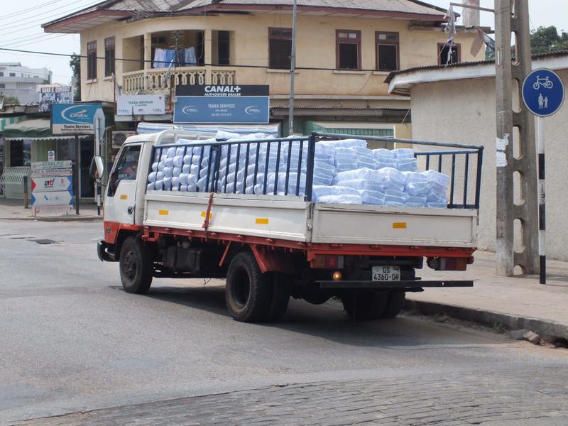 Da viele Häuser in Accra nicht an das Leitungsnetz angeschlossen sind, liefern Trucks das Wasser. 