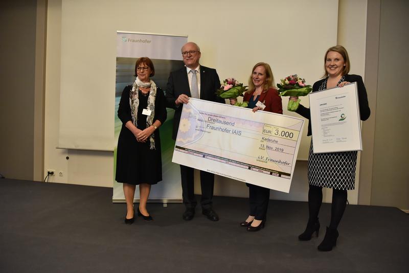 Luise Schneider (2. v. r.) und Jasmin Kröhling (r.) von der IAIS-Personalentwicklung nahmen den Fraunhofer-Preis BestChance von Prof. Alexander Kurz (2. v. l.) und Dr. Bärbel Thielicke (l.) entgegen.