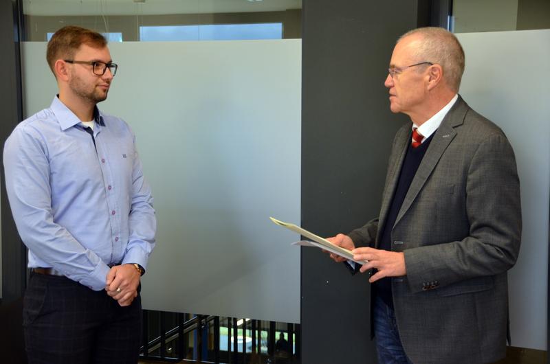 Prof. Dr. Detlev Maurer (rechts), Vizepräsident für Diversität und Internationalisierung der Hochschule Landshut, übergab Dmytro Borodin die Urkunde des DAAD.