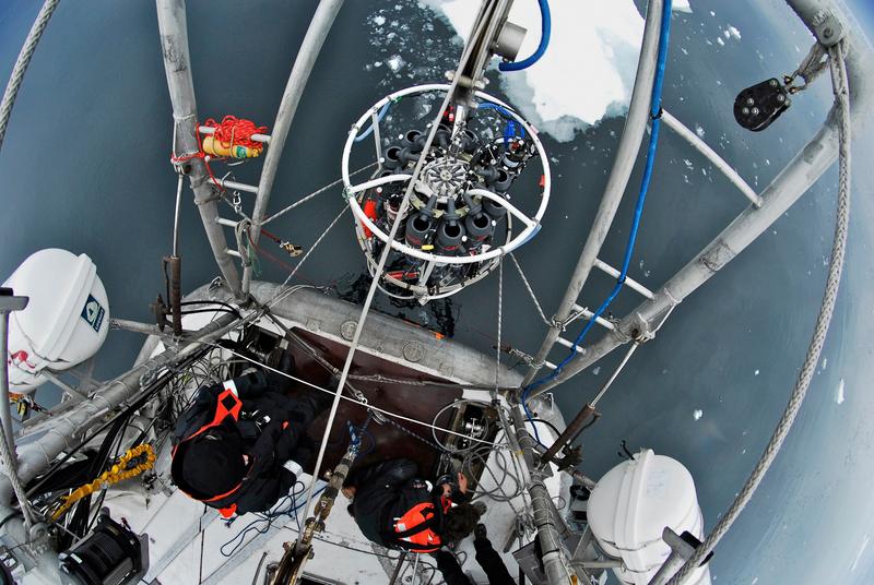 Forscher an Bord der "Tara" holen die Probenrosette aus dem Wasser.