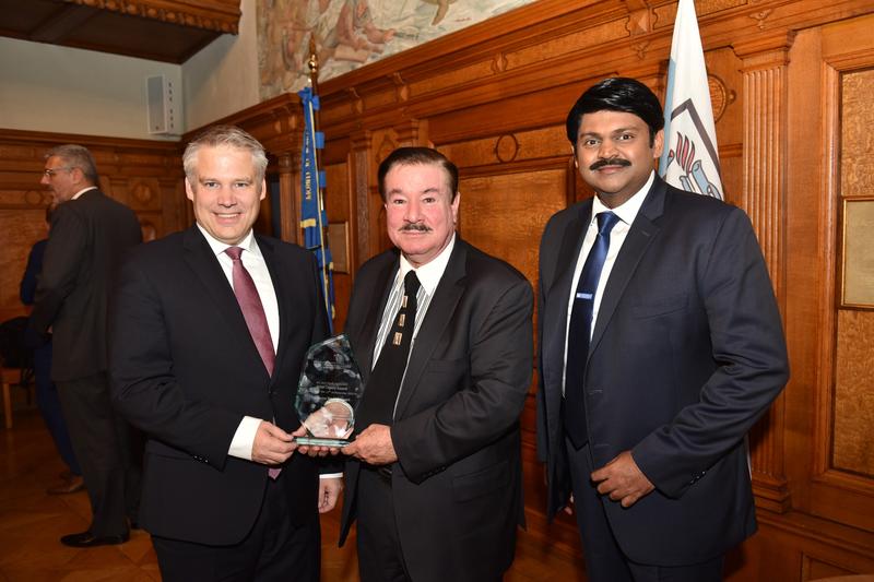 (v.l.) Ingolstadts Oberbürgermeister Dr. Christian Lösel mit dem Preisträger Prof. Dr. David Stewart und Laudator Prof. Dr. Shashi Matta.