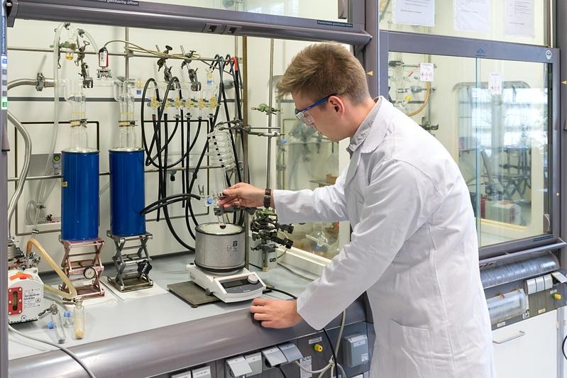 PhD student Kevin Frankiewicz works with nine-atom silicon clusters dissolved in liquid ammonia in the laboratory of Prof. Fässler, Professorship of Inorganic Chemistry with Focus on New Materials.
