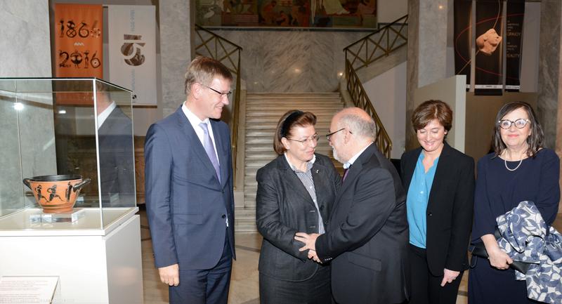 Rector Prof. Dr Johannes Wessels handed the athletic trophy as a gift to the Greek Ministry of Culture and Sports