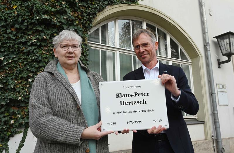 Die Dekanin der Theologischen Fakultät der Uni Jena Prof. Dr. Corinna Dahlgrün und Superintendent Sebastian Neuß vom Kirchenkreis Jena präsentieren die Gedenktafel für Klaus-Peter Hertzsch.