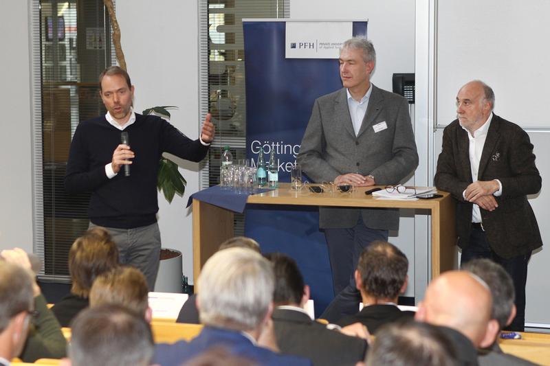 Dr. Alexander Kind (KIND), Frank Götzke (Bugatti) und Prof. Dr. Hans-Christian Riekhof in der Diskussion mit den Teilnehmerinnen und Teilnehmern des Göttinger Marketingtags.
