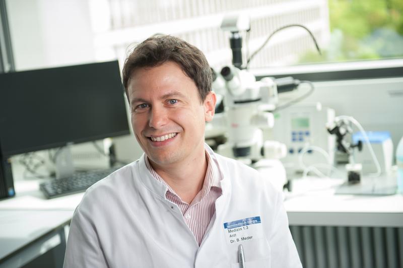 Prof. Dr. med. Benjamin Meder, Leiter des Instituts für Cardiomyopathien (ICH) am Universitätsklinikum Heidelberg, im Labor.