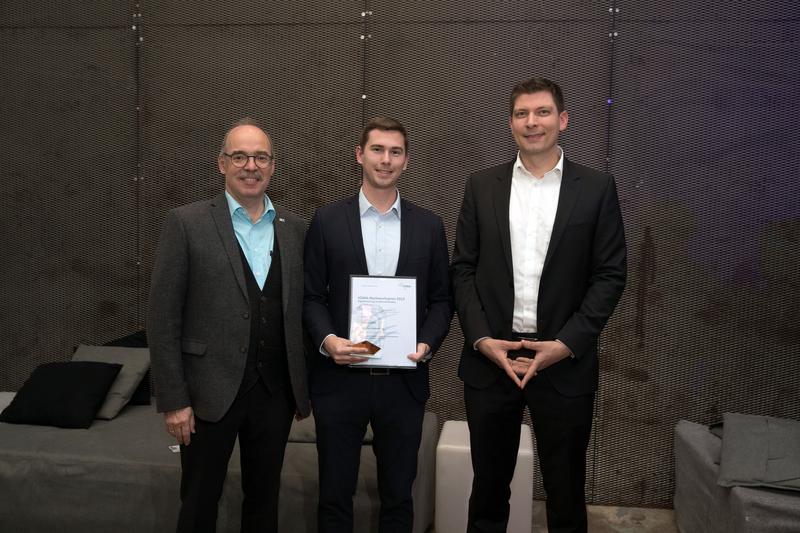 Preisträger Christian Hemming (Mitte) mit Prof. Dr. Bernhard May, Fachbereich Maschinenbau und Kunststofftechnik der Hochschule Darmstadt (links), und Felix Hackelöer von der "ADAMOS GmbH".