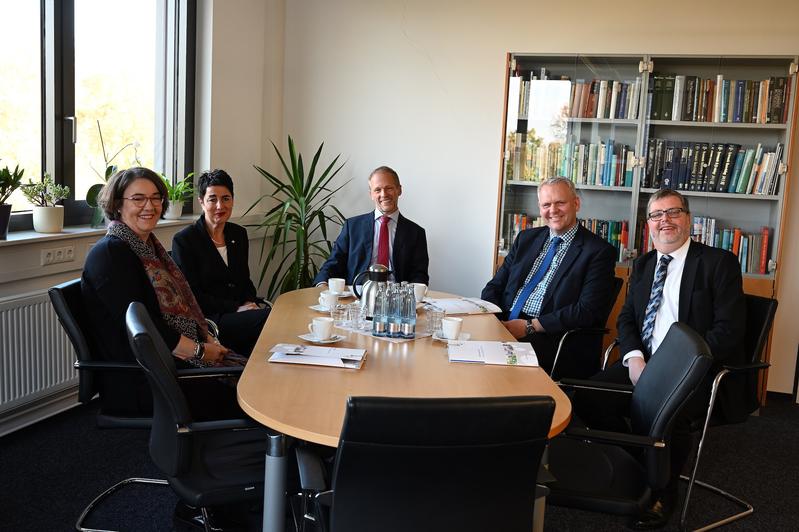 Von links nach rechts: MdL Susanne Schütz (FDP), Bettina Fischer (Administrative Geschäftsführerin DSMZ), Prof. Dr. Jörg Overmann (Wissenschaftlicher Direktor DSMZ), Björn Thümler (Nds. Minister)