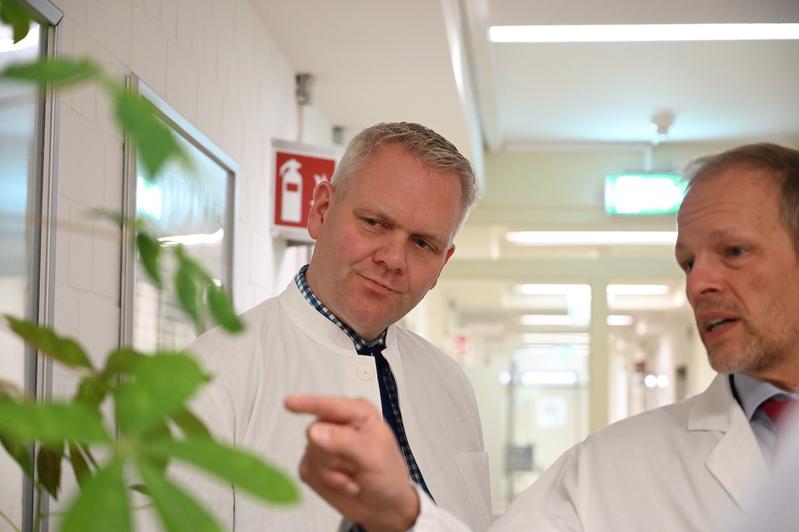 Björn Thümler (links),Prof. Dr. Jörg Overmann (rechts) in der Abteilung Pflanzenviren