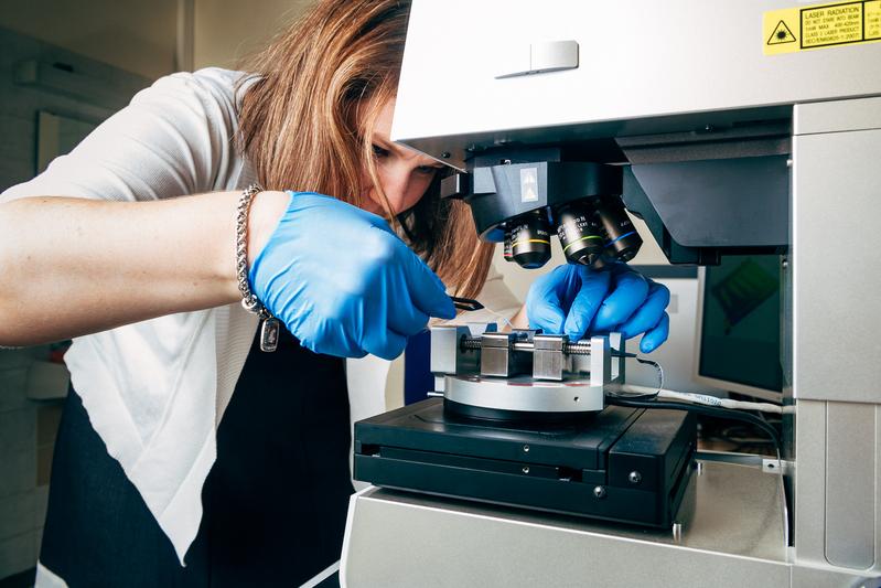 ÖAW-Materialforscherin Megan Cordill am Mikroskop