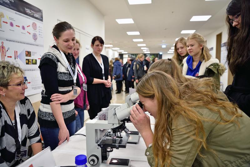 In der Langen Nacht der Wissenschaften bieten die Jenaer Universitätsmediziner einen Einblick in die Vielfalt der Forschung und der medizinischen Versorgungsmöglichkeiten am Jenaer Uniklinikum.