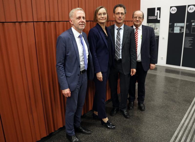 Die Hochschule Landshut hat einen neuen Präsidenten. Prof. Dr. Fritz Pörnbacher (Zweiter von rechts) folgt ab März auf Prof. Dr. Karl Stoffel.