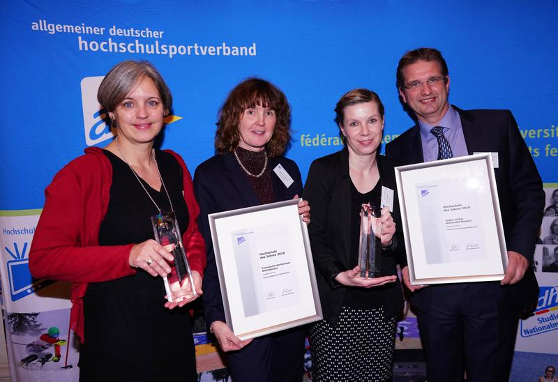 THM-Vizepräsidentin Prof. Dr. Katja Specht, Dagmar Hofmann (THM-Hochschulsport), Lena Schalski (ahs, JLU) und JLU-Vizepräsident Prof. Dr. Michael Lierz (v.l.).