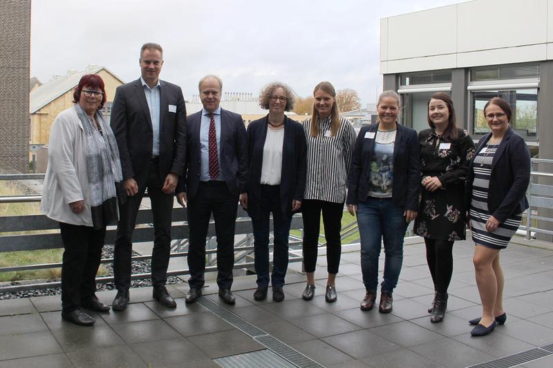 Über Impulse von Dr. Katja Kohrs (4. v.l.) und Prof. Alexander Schmehmann (2. v.l.) freuten sich die Projektverantwortlichen Prof. Barbara Schwarze (links) und Prof. Thomas Bals (3.v.l.) und ihr Team.