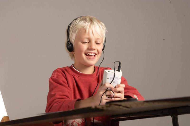 Schüler trainiert mit dem Brain-Boy Universal.