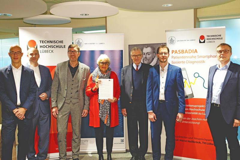 Die Forschungsgruppe "PASBADIA" mit Präsidien und Dr. Henneke Lütgerath, (3.v.r) Vorstandsvorsitzender der Joachim Herz Stiftung 