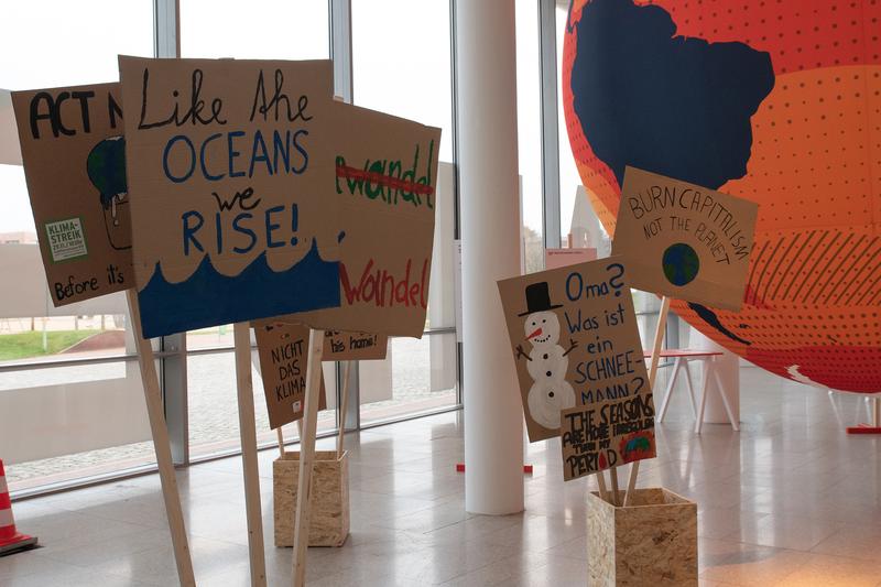 Demonstrationsplakate der FFF-Gruppe Bremerhaven in der neuen Sonderausstellung "Sea Changes" des Deutschen Schifffahrtsmuseums