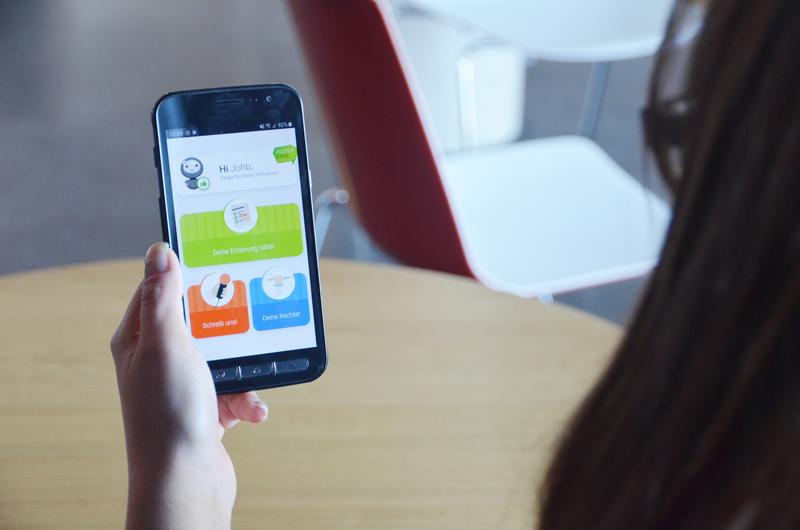Die neuentwickelte App möchte junge Menschen in Pflegefamilien informieren und ihnen ein Kontaktangebot machen
