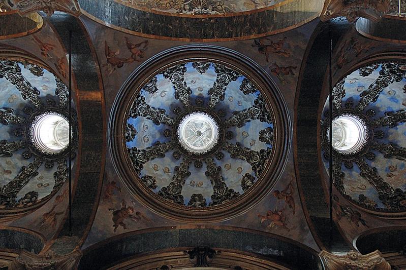 Die Barockkirche San Guiseppe die Teatini in Palermo. Seitenschiffkuppeln mit Laternen. Ein Beispiel für ein historisches Beleuchtungskonzept.