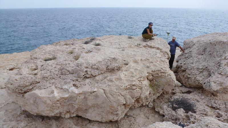 The largest of these rocks weighs about 100 metric tons, which is more than a Leopard tank. On the rock: Magdalena Rupprechter, GUtech, Oman; to the right: Gösta Hoffmann, University of Bonn. 