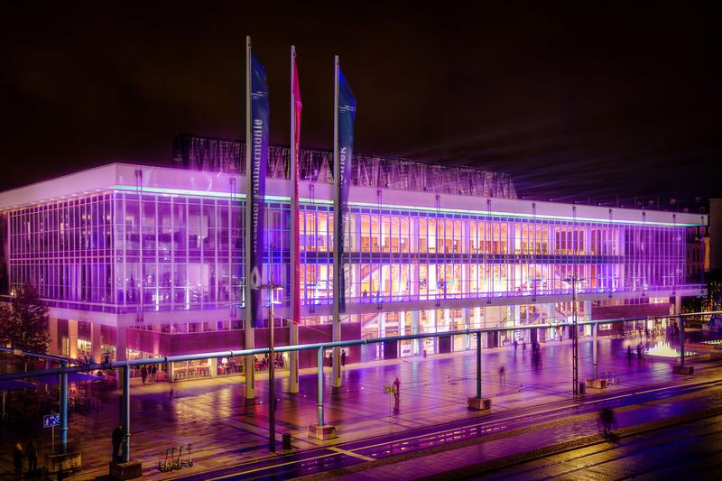 Als Zeichen für die Verbundenheit mit den Patienten erstrahlt der Dresdner Kulturpalast anlässlich des Welt-Pankreaskrebstags am 21. November in lila.