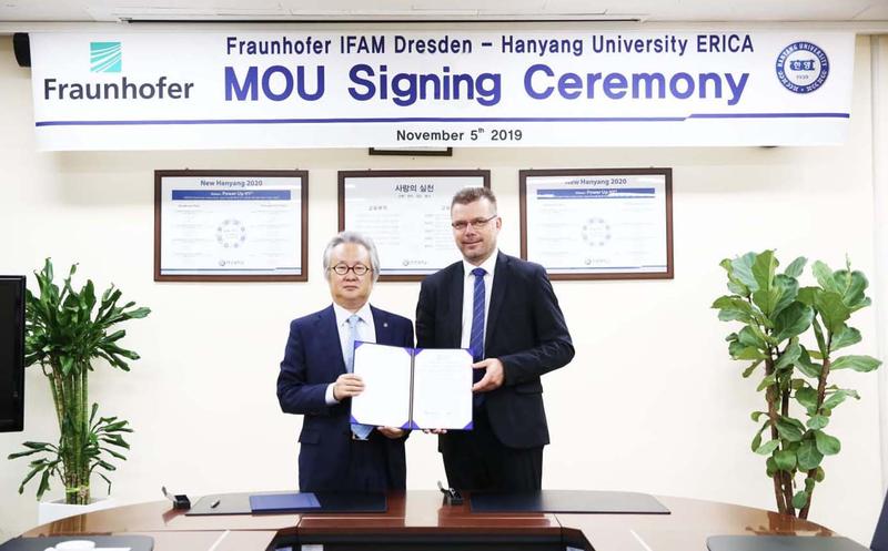 Dr. Thomas Weißgärber (Fraunhofer IFAM, rechts) und Dr. Nae-won Yang (Executive Vice President und Vorsitzender von ERICA, Hanyang University, links) präsentieren das gemeinsame Memorandum of 
