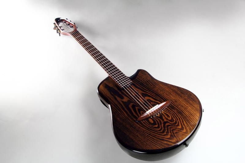 Diese Gitarre wurde aus modifiziertem Schweizer Eichenholz gefertigt.