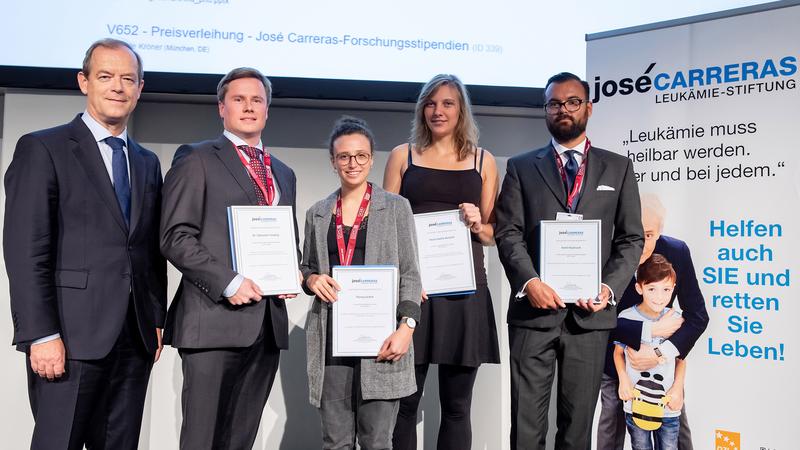 Prof. Dr. Michael Hallek überreichte die Forschungsstipendien an Dr. Sebastian Vosberg, Theresa Eifert, Paula Sophie Reichelt und Kamil Bojarczuk (nicht anwesend: Johannes Nelke)