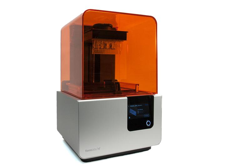 Einer der am Institut für Elektrische Messtechnik und Grundlagen der Elektrotechnik verwendeten 3D-Drucker: Formlabs Form 2.